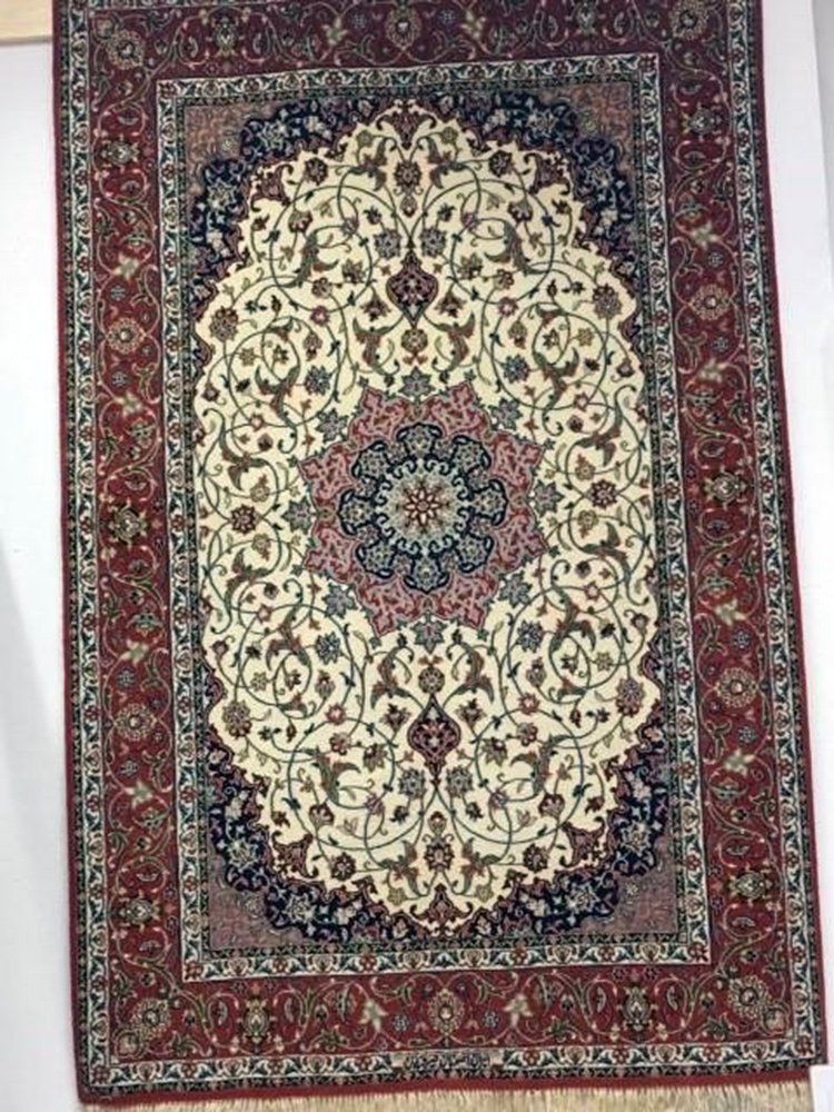 tappeto con decorazioni ovali