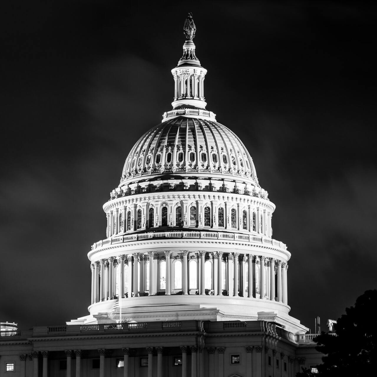 De koepel van het Amerikaanse Capitool, 's avonds verlicht.