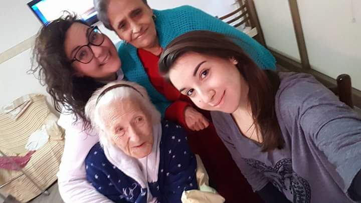 Ospiti di casa di riposo con operatrici