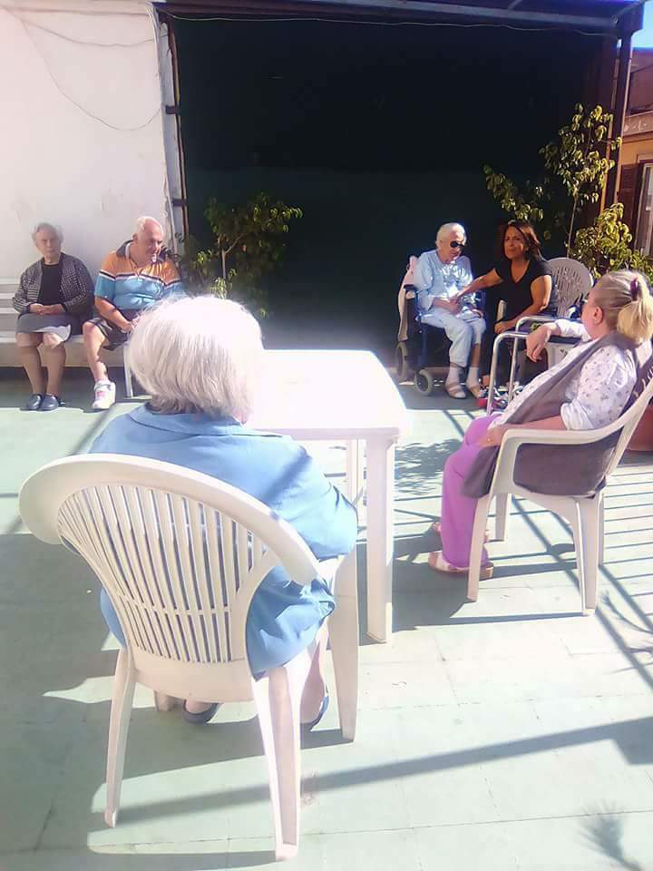 Gruppo di anziani in cortile di casa di riposo