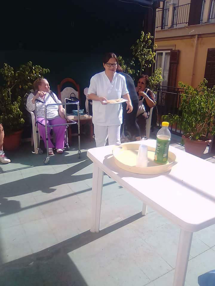 Momento di svago all'aperto in casa famiglia