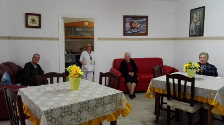 Stanza comune di casa famiglia con ospite e operatrice