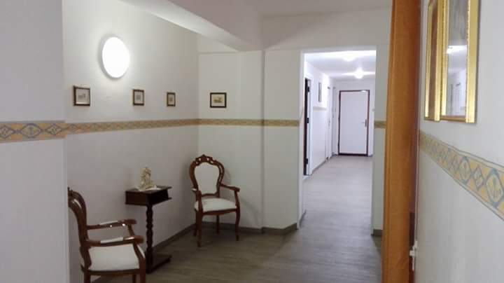 Stanza di casa famiglia con sedie antiche