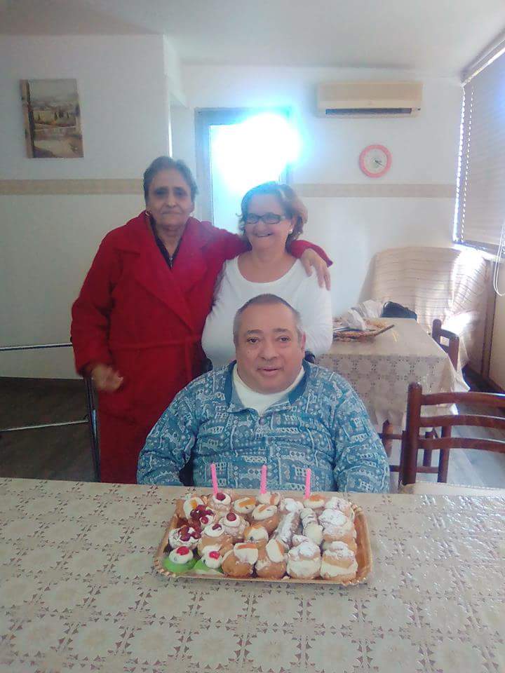 Compleanno di ospite di casa di riposo