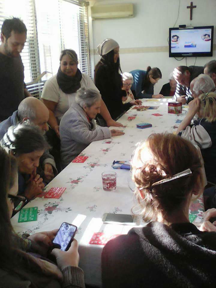 Ospiti di casas di riposo durante momento di gioco