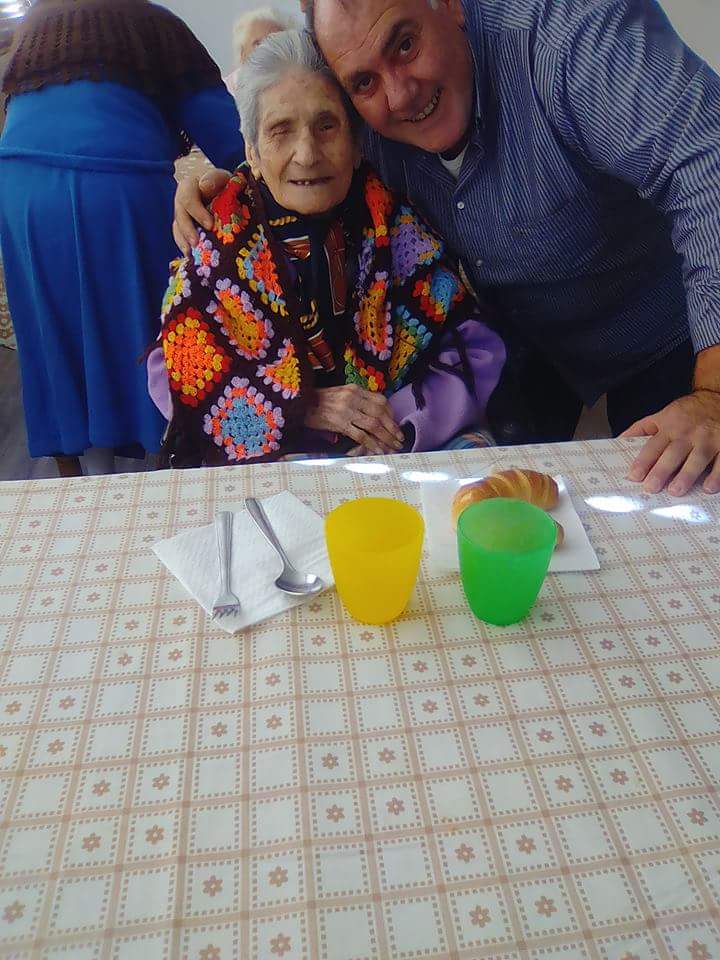 Ospiti di casa di riposo a colazione
