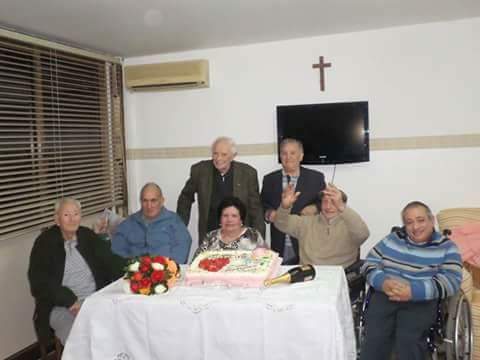 Festeggiamento di compleanno in area comune di casa di riposo