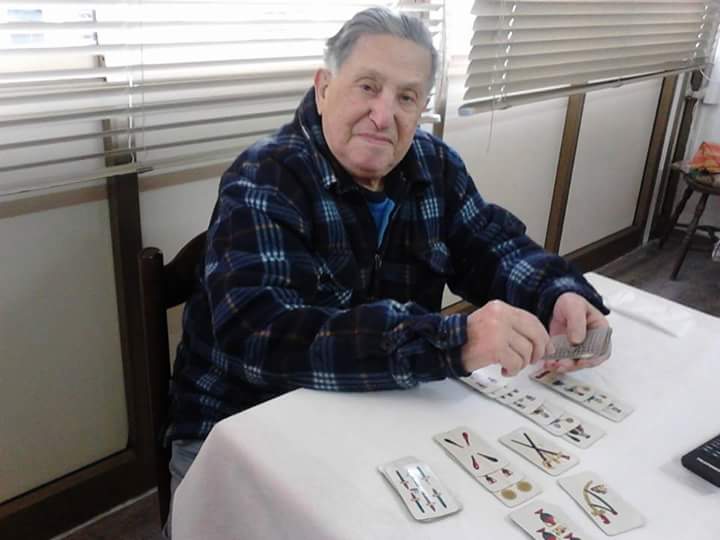 Ospite anziano di casa di riposo durante una partita a carte