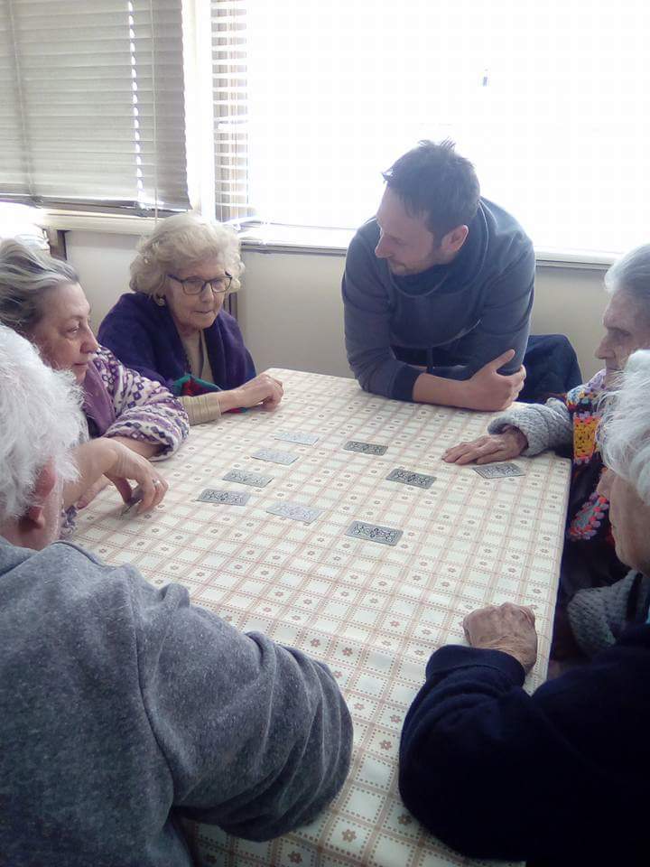 Gruppo di anziani durante partita a carte