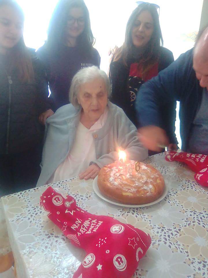Festeggiamento di compleanno in casa di riposo