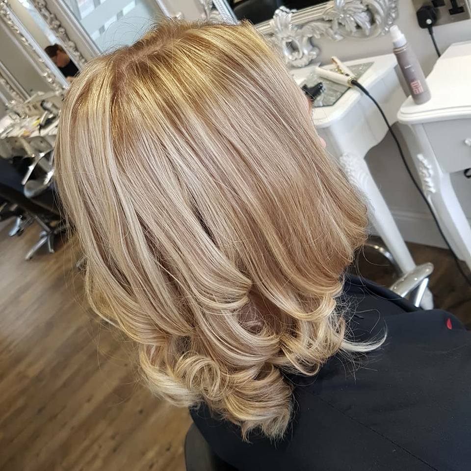 curled blonde bob