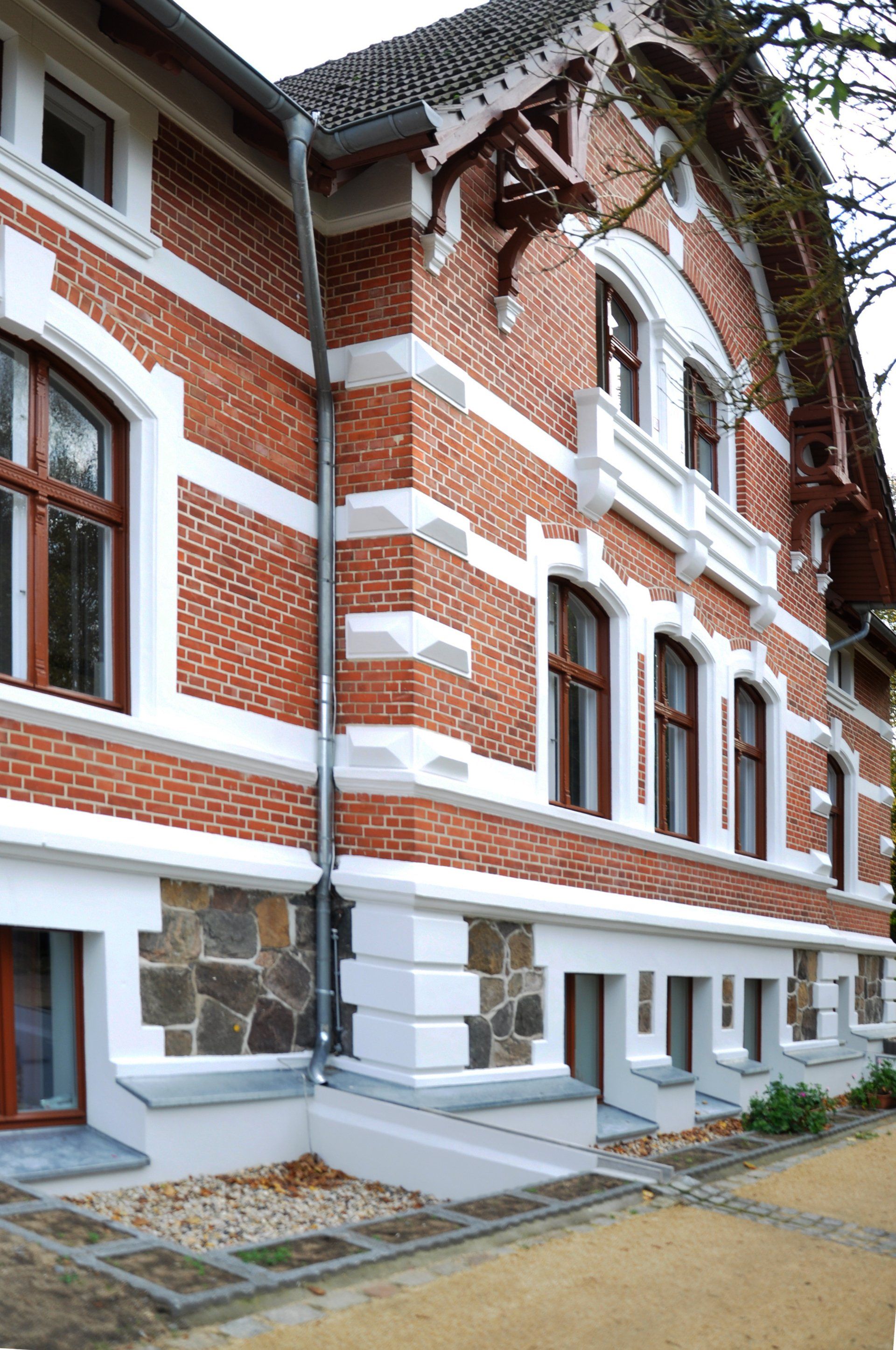 A large red brick building with a lot of windows