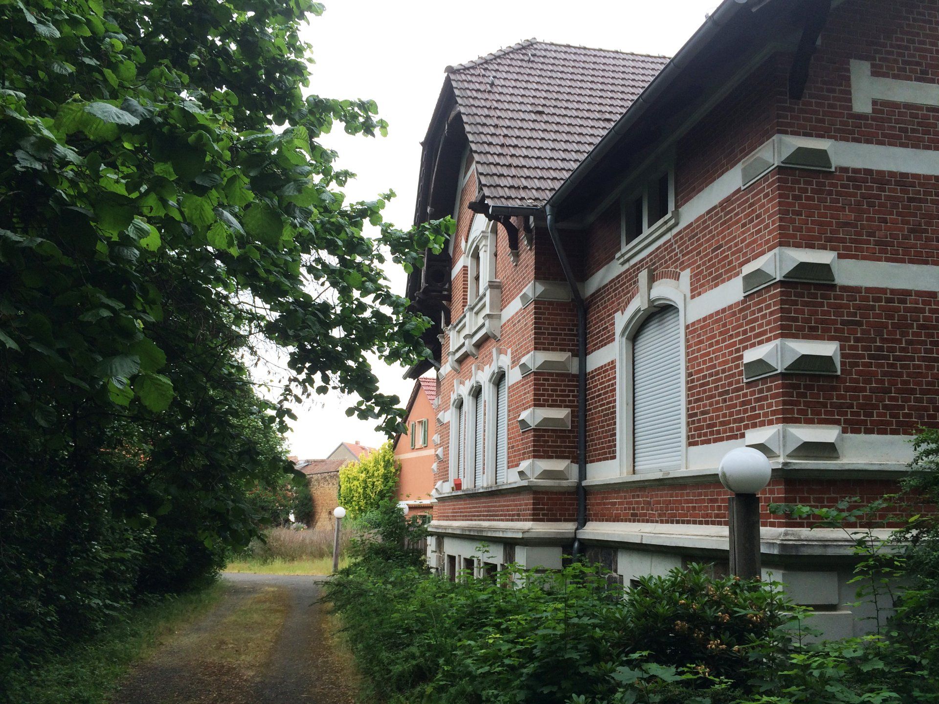 A brick building with a roof that has the letter h on it