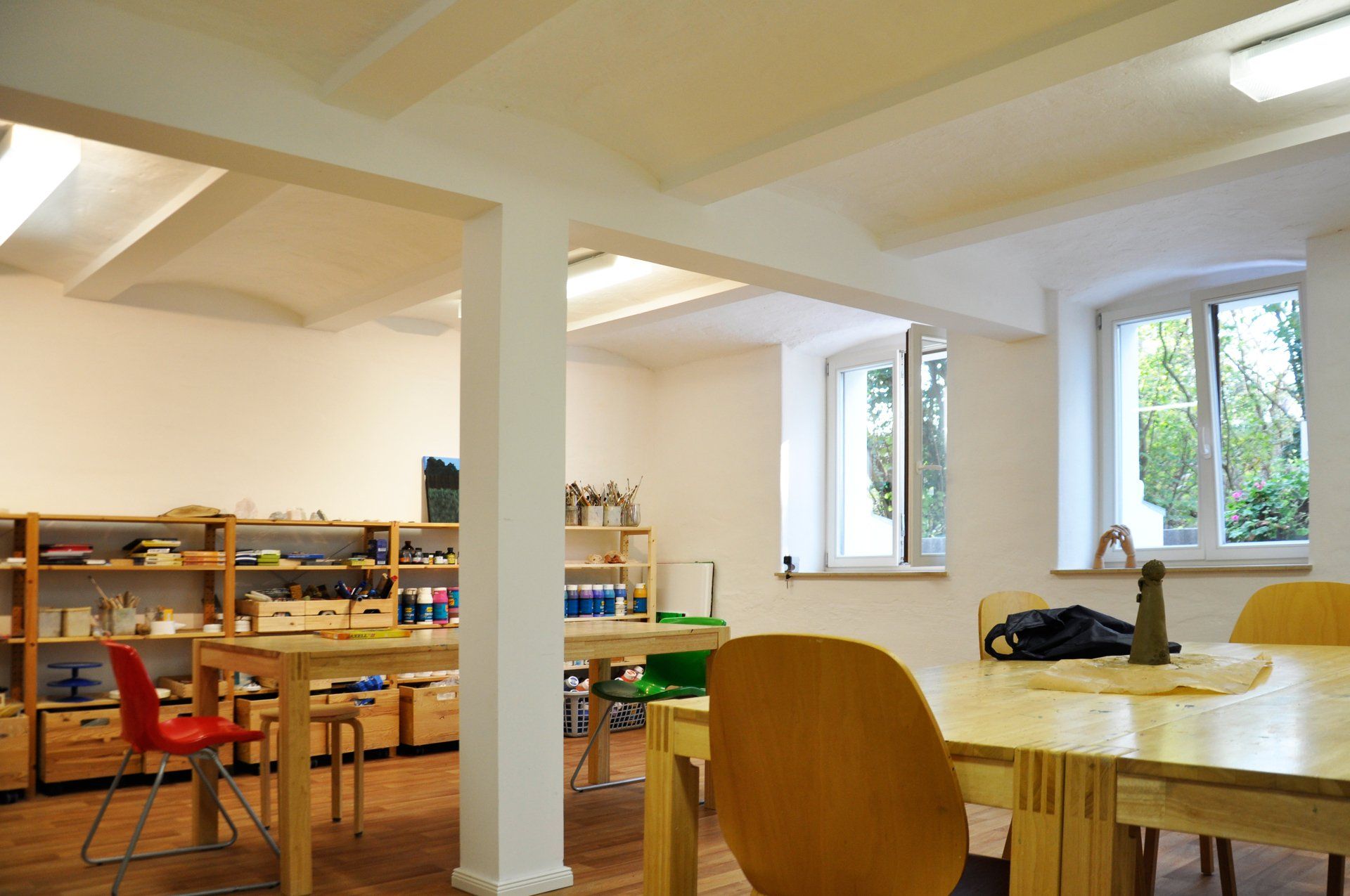 A room with a lot of tables and chairs