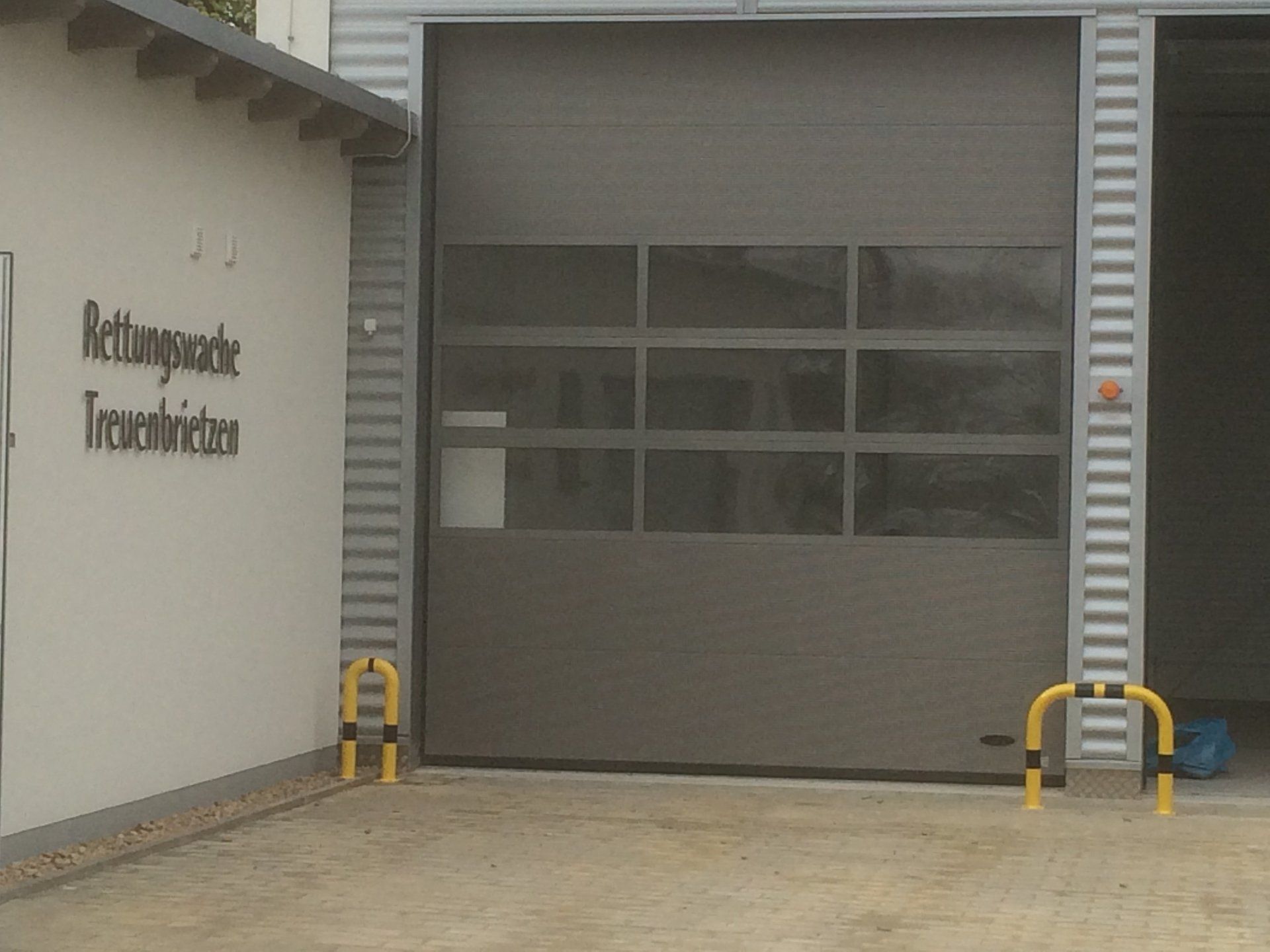 A garage door with the word rettungswache written on it