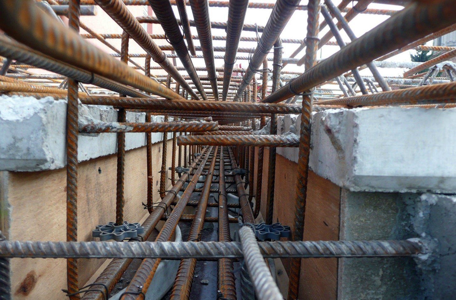 A construction site with a lot of metal bars and ropes