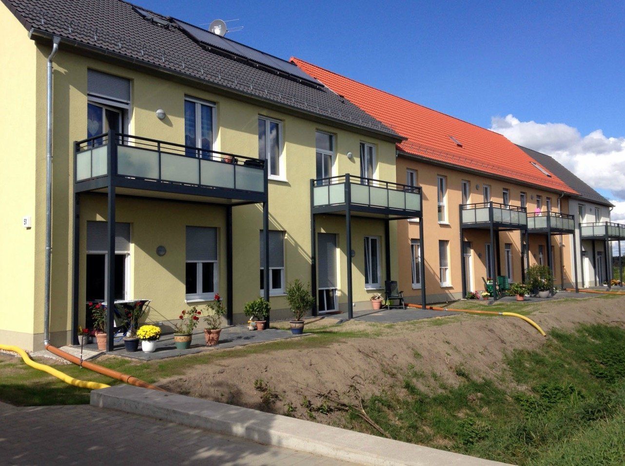 A row of houses with balconies on the side of them