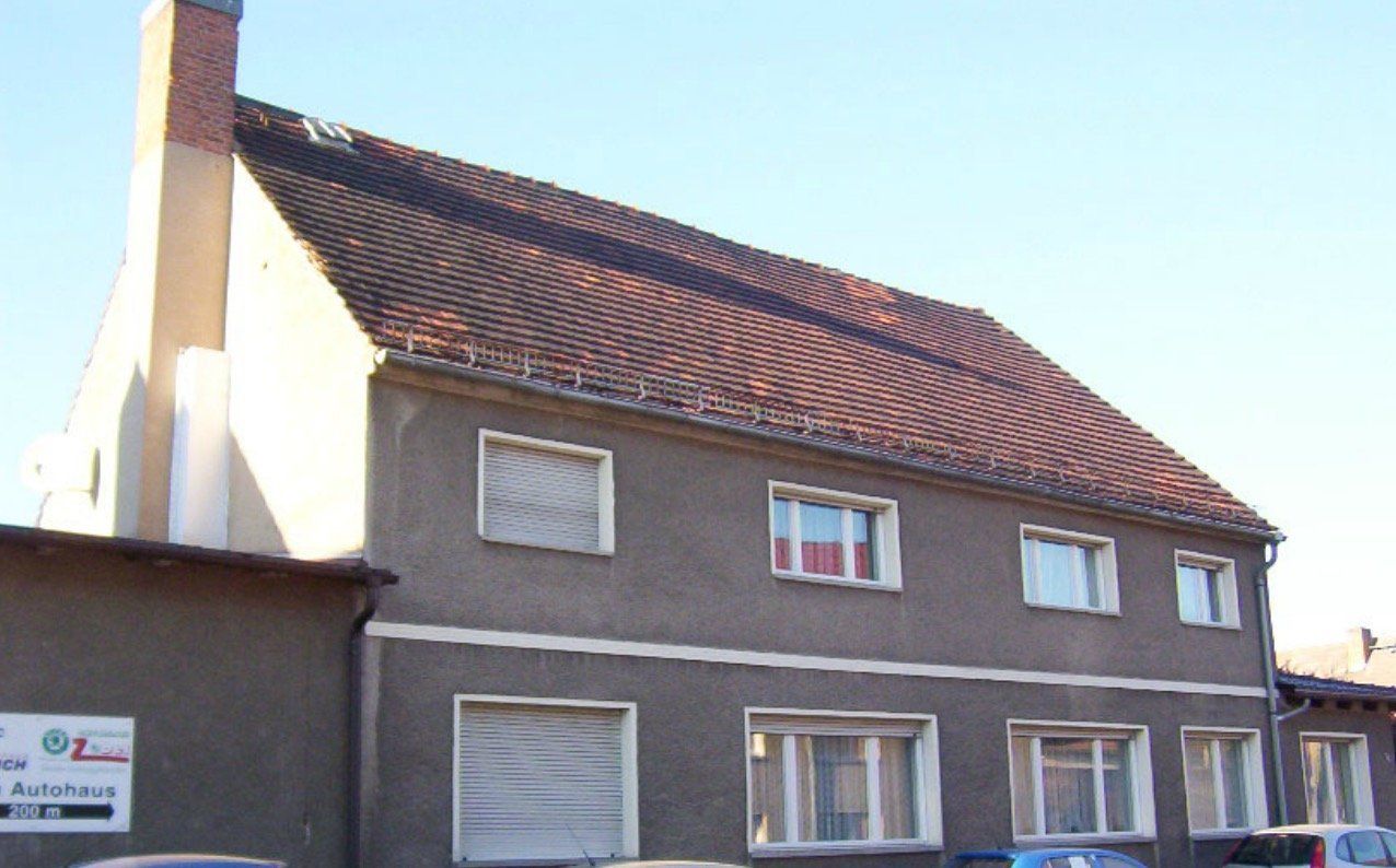 A building with a sign on the side that says ' autohaus '
