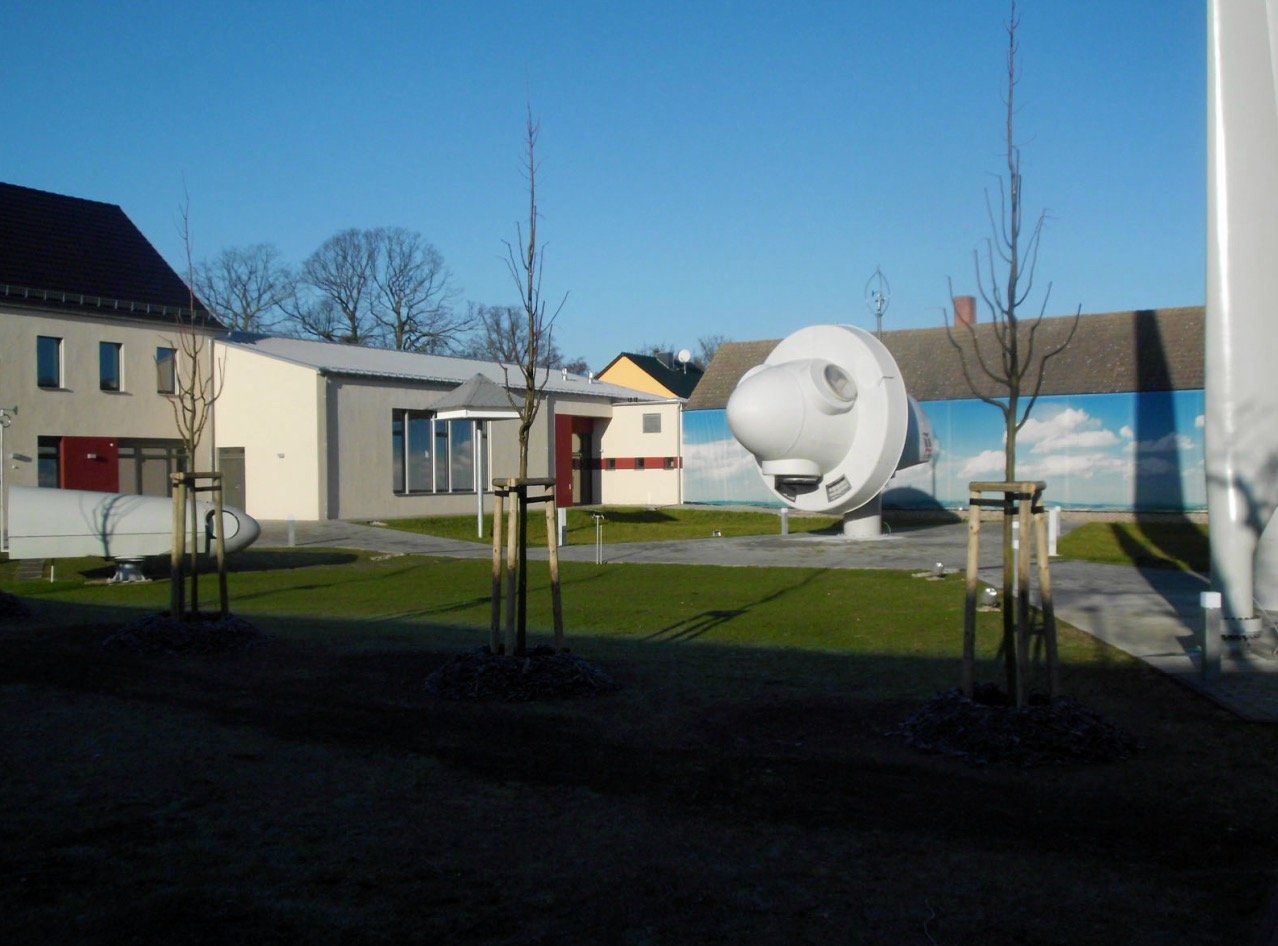 A large snoopy statue is in the middle of a park