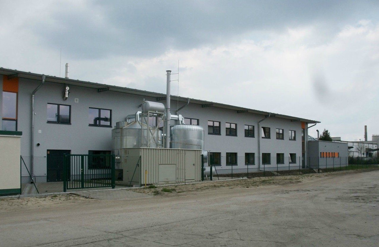 A large white building with a lot of windows