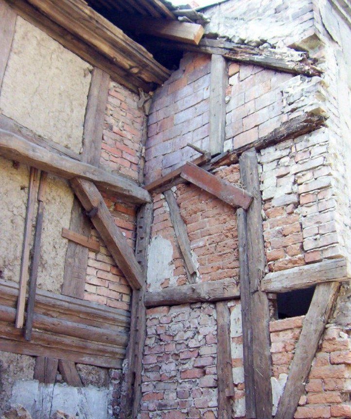 A brick wall with wooden beams and a roof