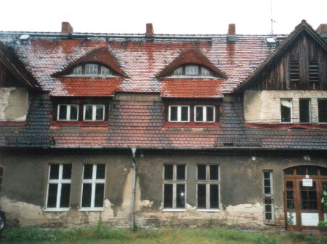 A building with a roof that looks like a face