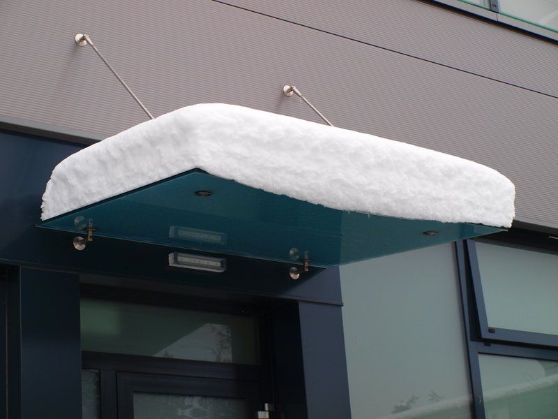Glasdach mit Schnee