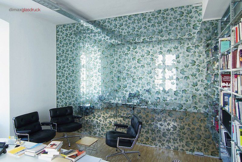 Bunte Glaswand Büro