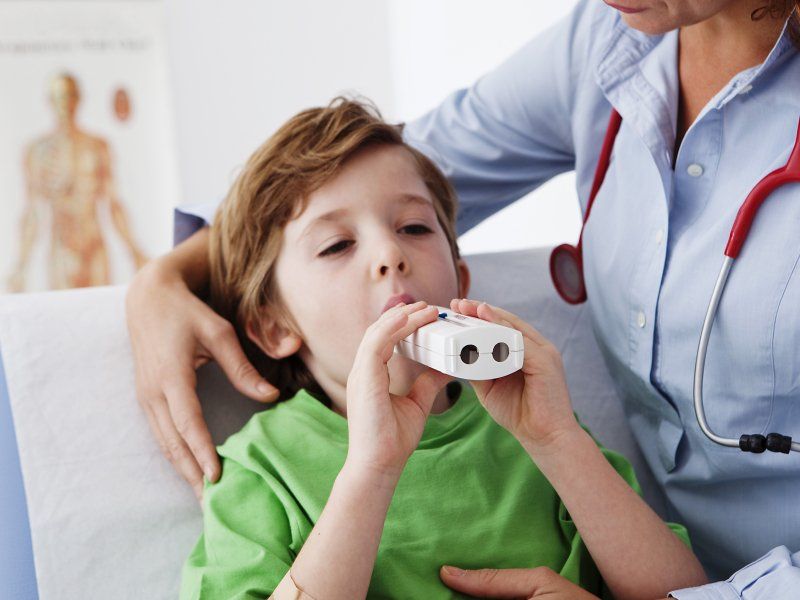 medico cura un bambino