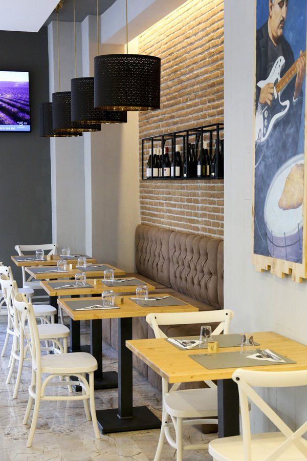 ristorante con arredi moderni