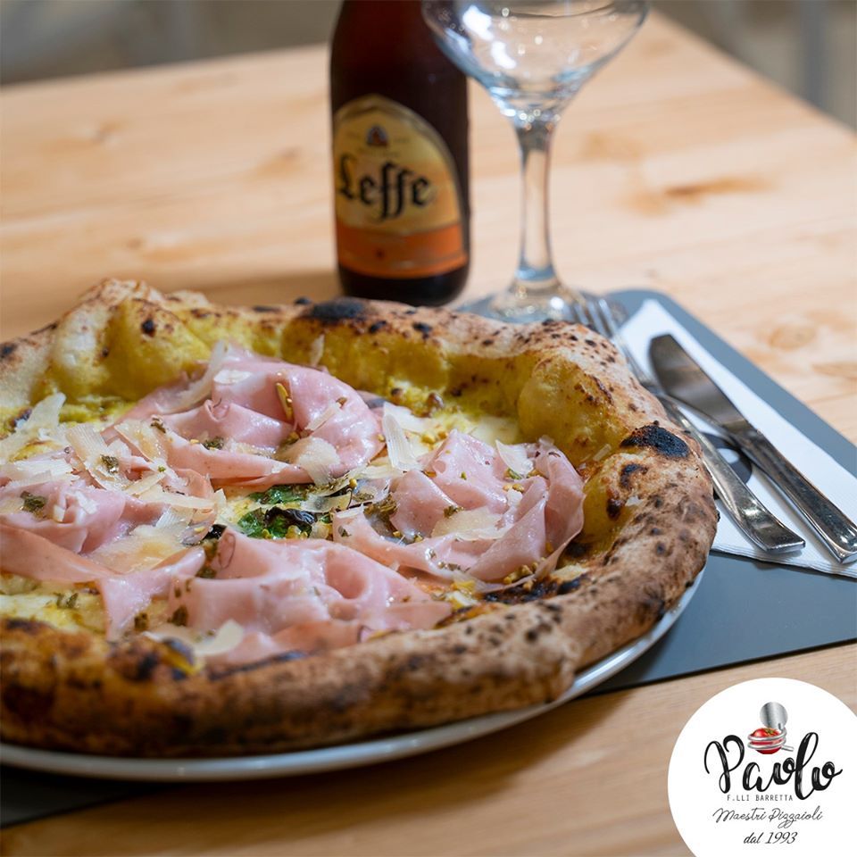 pizza con prosciutto cotto e bottiglia di birra