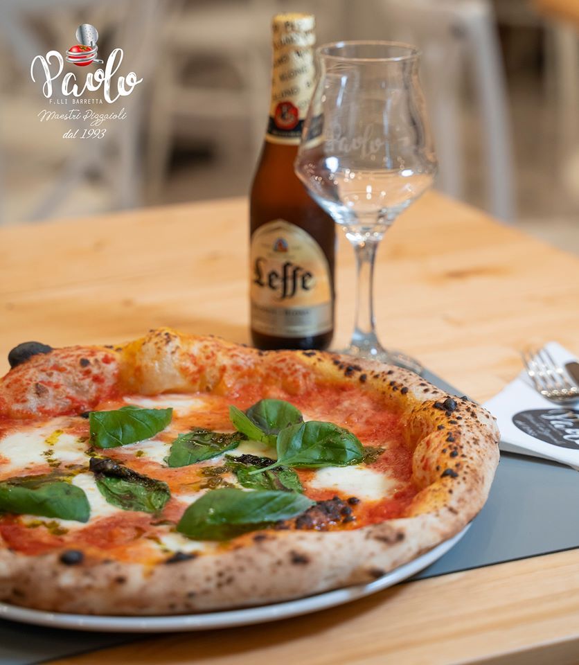 pizza margherita e bottiglia di birra