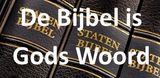 Detailopname van verschillende zwarte leren bijbelruggen met het opschrift
