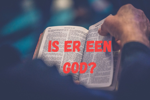 Handen houden een open boek vast waarop in rode letters de Nederlandse tekst