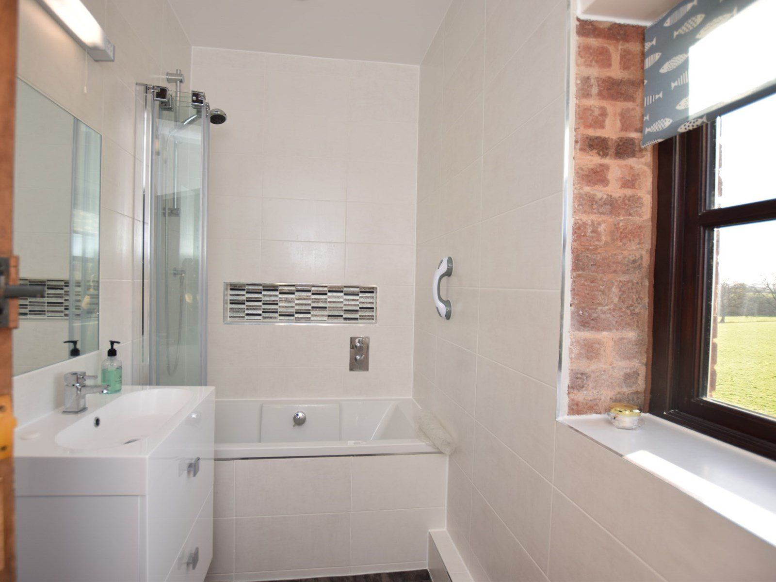 Main Bathroom - Blackbird Cottage