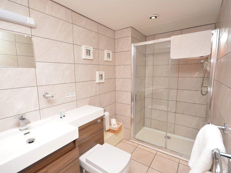 Main Bathroom - Chaffinch Cottage Main Bathroom - Chaffinch Cottage