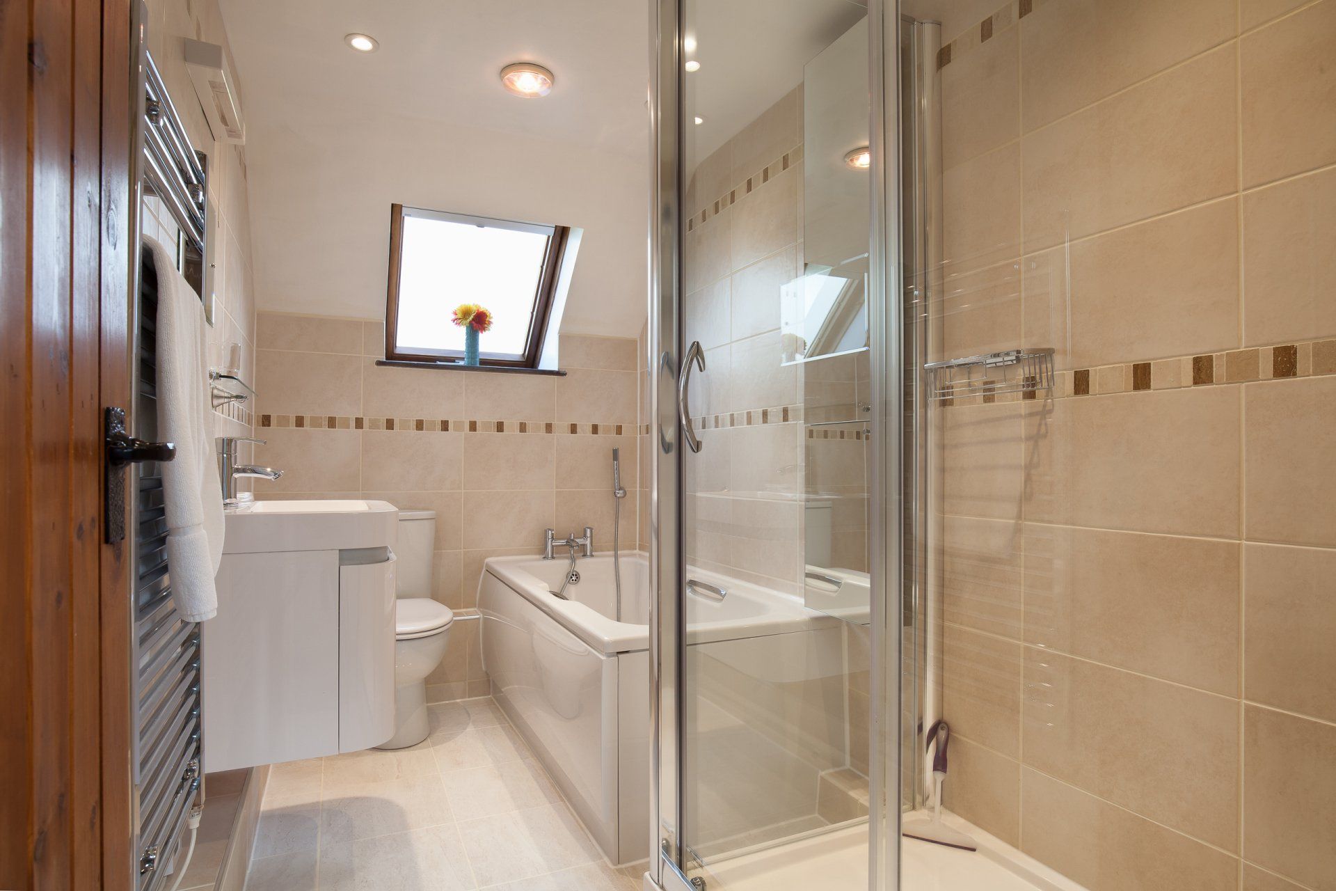 Main Bathroom - Woodpecker Barn Main Bathroom - Woodpecker Barn