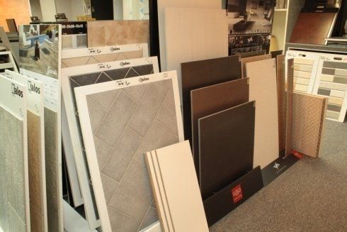 Esposizione di rivestimenti edili in legno e ceramica