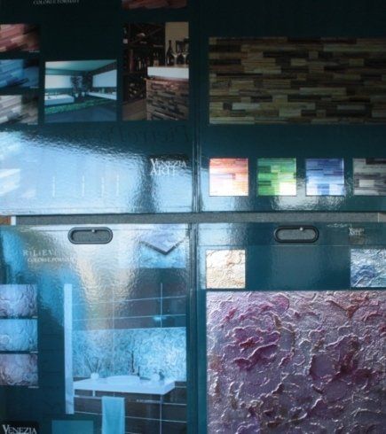 Esposizione di pavimenti e rivestimenti per interni ed esterni