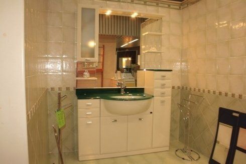 Piastrelle in ceramica per rivestimenti e pavimenti della stanza da bagno