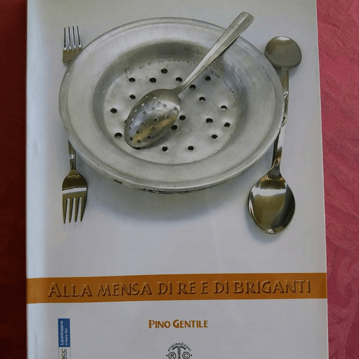 Copertina di libro con scolapasta in metallo, cucchiaio, forchetta su sfondo bianco. Titolo: 