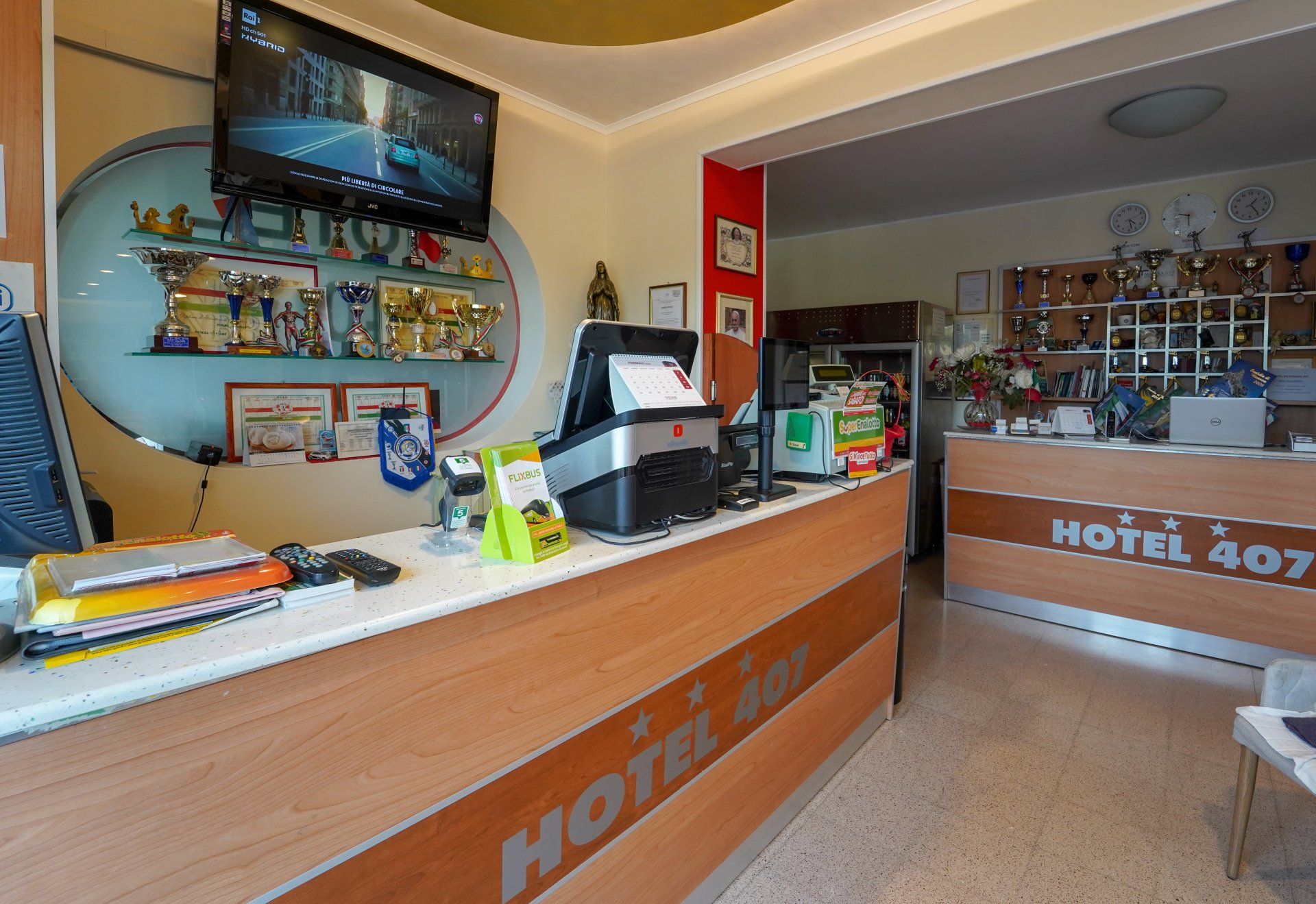 Reception dell'hotel con insegna