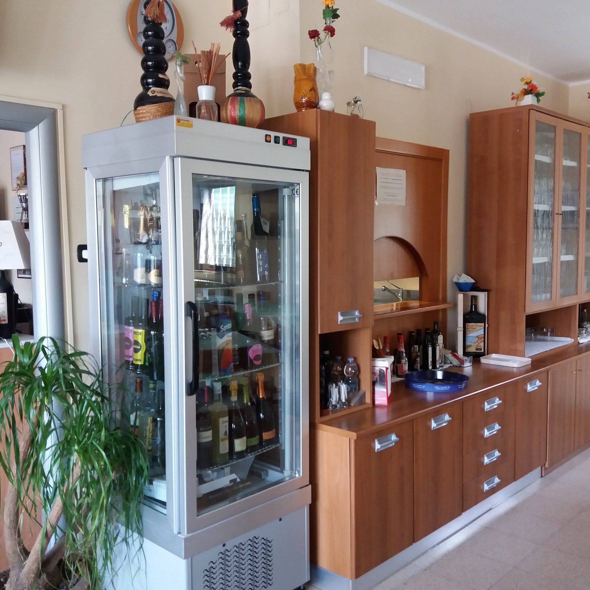 Frigorifero con bevande all'interno di un ristorante, con mobili e decorazioni in legno.