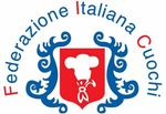 Logo della Federazione Italiana Cuochi: un cappello da cuoco rosso e bianco all'interno di uno stemma rosso, circondato da ghirigori e testo blu.