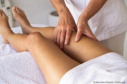 Eine Frau bekommt in einem Spa eine Beinmassage.