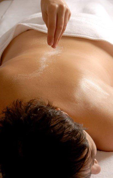Eine Frau bekommt in einem Spa eine Rückenmassage.