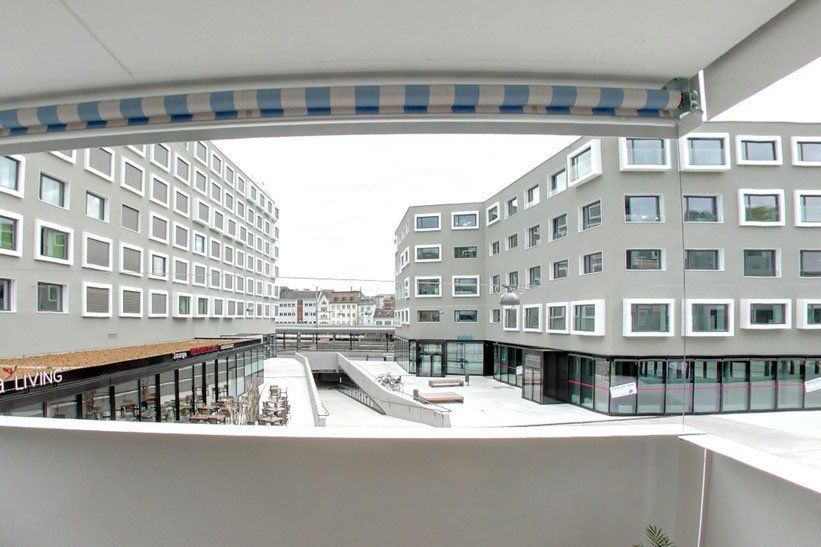 Ein Blick auf ein großes Gebäude von einem Balkon aus.