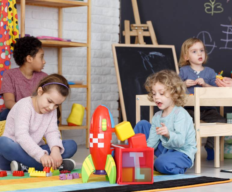 bambini che giocano