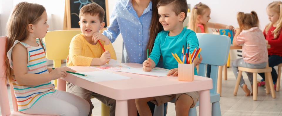 insegnante con bambini