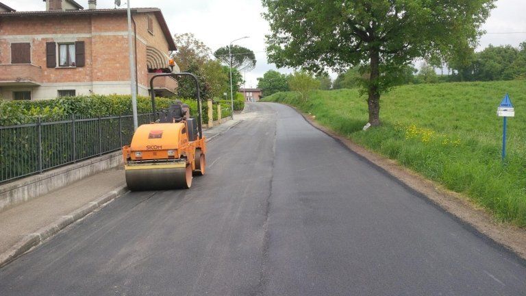 strada di campagna con asfalto